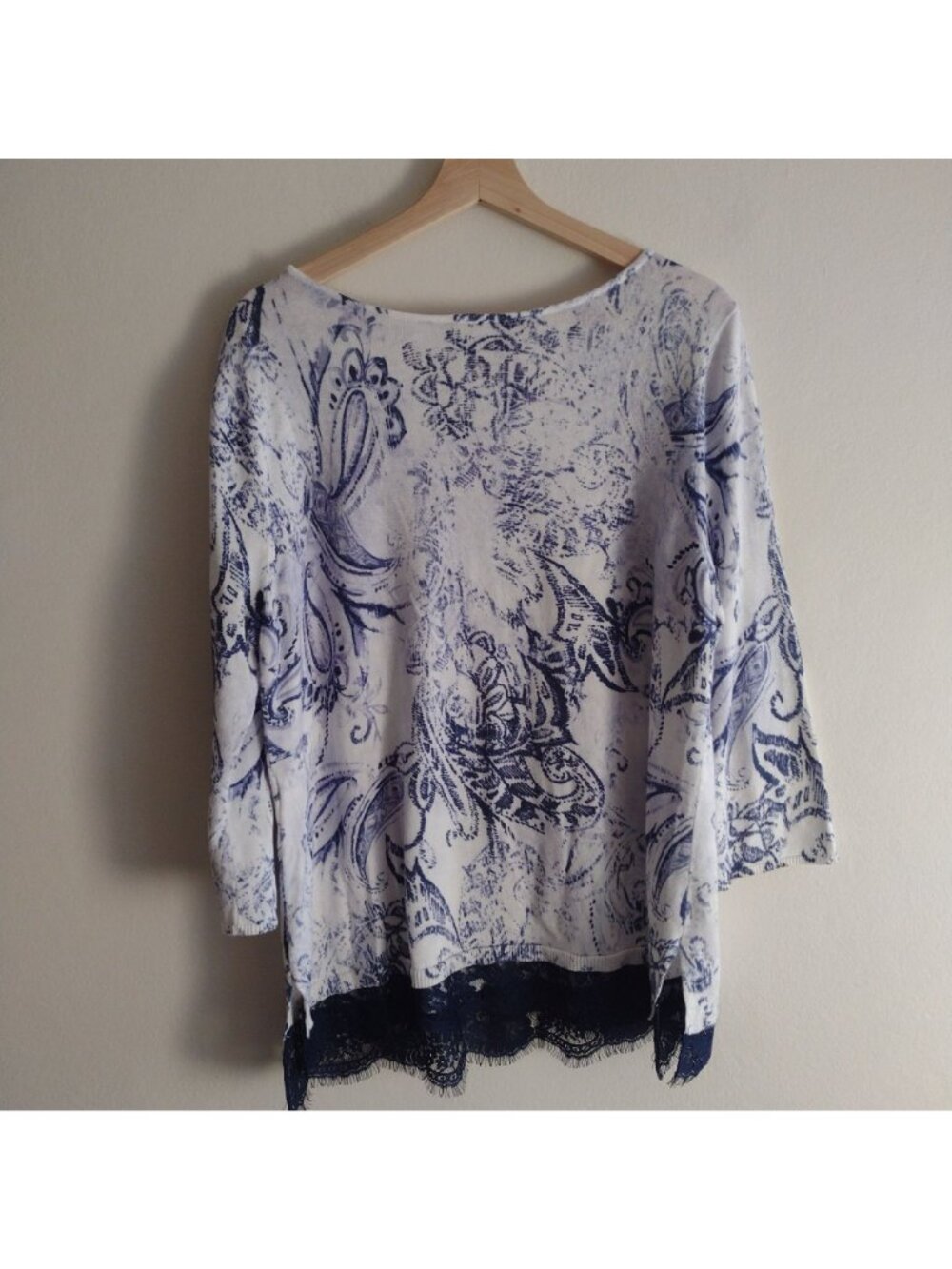 Chico's Paisley Print Sweater L Blue White Relaxed Fit Cotton Blend Lace Trim - Picture 6 of 9